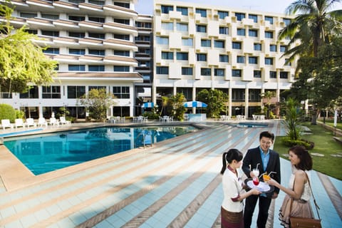 Staff, Facade/entrance, People, group of guests
