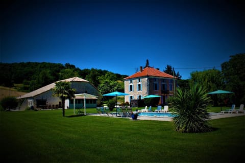 Property building, Facade/entrance, Spring, Natural landscape, BBQ facilities, Garden, Library, Balcony/Terrace, Animals, Pool view, Swimming pool, Family
