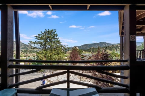 View (from property/room), Balcony/Terrace, Mountain view