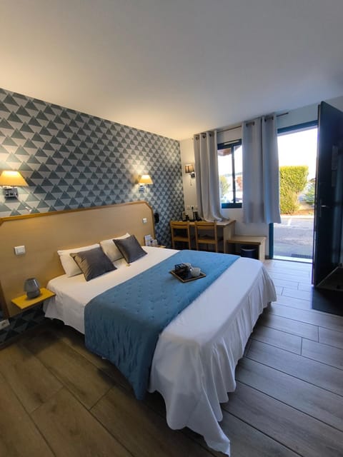 Bedroom, Parking