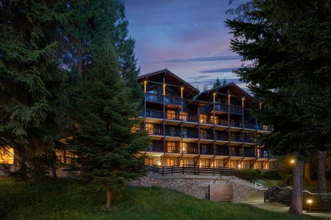 Property building, Spring, Night, Natural landscape, Summer, Garden, Autumn, Garden view, Mountain view