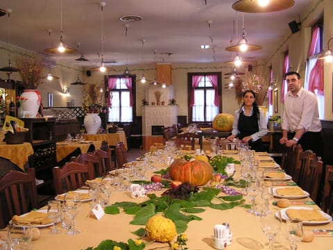 Staff, Restaurant/places to eat, Business facilities, Banquet/Function facilities, Decorative detail, Food
