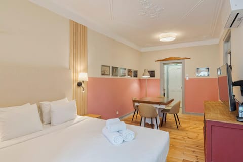 Bed, TV and multimedia, Living room, Photo of the whole room, Bedroom, towels