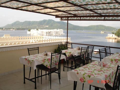 Restaurant/places to eat, Lake view