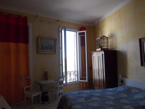 Day, Photo of the whole room