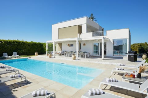 Property building, Patio, Day, Pool view, Swimming pool, sunbed