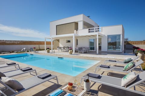 Shower, Property building, Facade/entrance, Garden, Swimming pool, Swimming pool