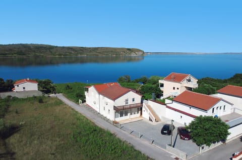 Property building, Patio, Facade/entrance, Neighbourhood, Natural landscape, Bird's eye view, Garden, Sea view