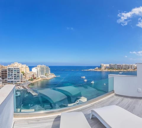 Property building, BBQ facilities, Hot Tub, Balcony/Terrace, Seating area, Sea view