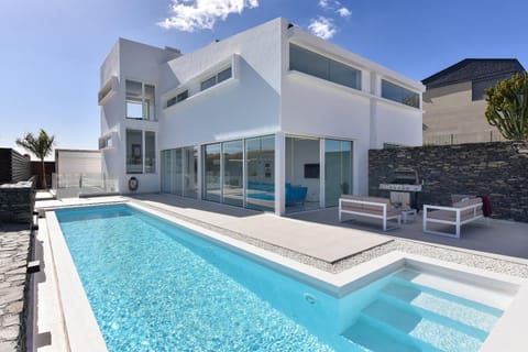Property building, Patio, Day, Pool view, Swimming pool, sunbed