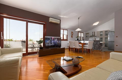 Living room, Dining area