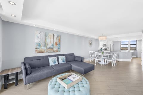 Elegant beachfront condo in private community House in Marco Island