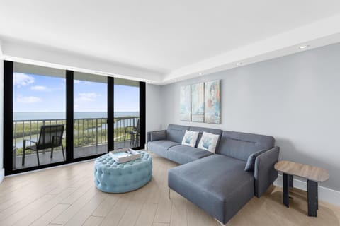 Elegant beachfront condo in private community House in Marco Island