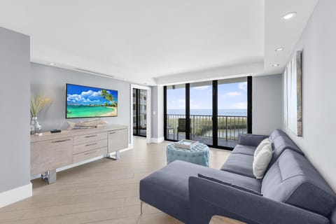 Elegant beachfront condo in private community House in Marco Island