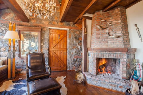 Day, Natural landscape, TV and multimedia, Living room, Seating area, Garden view, Garden view, Lake view, Lake view, Mountain view, Mountain view