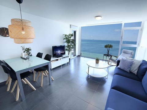 TV and multimedia, Balcony/Terrace, Living room, Seating area, Dining area, Pool view, Sea view, Family