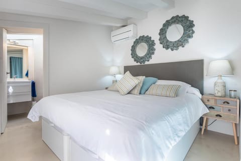 Bed, Photo of the whole room, Bedroom, fireplace, air conditioner