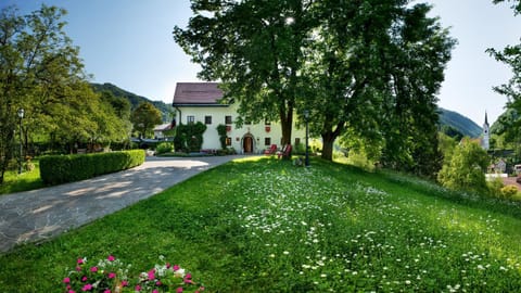 Facade/entrance, Spring, Day, Neighbourhood, On site, Garden view, Landmark view