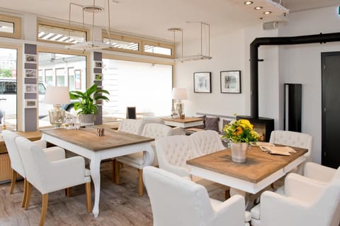 Restaurant/places to eat, Seating area