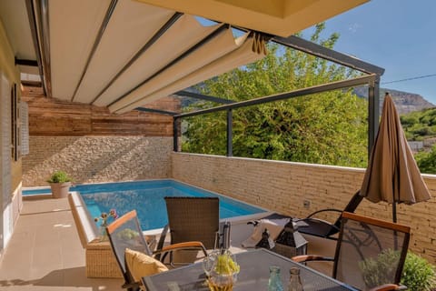 BBQ facilities, Balcony/Terrace, Seating area, Dining area, Garden view, Mountain view, Swimming pool, air conditioner