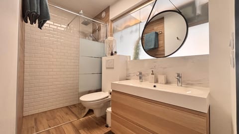 Shower, Toilet, Bathroom, towels