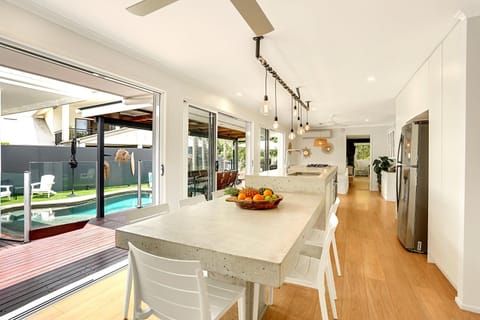 Balcony/Terrace, Kitchen or kitchenette, Dining area, Pool view