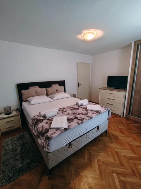 Bed, TV and multimedia, Photo of the whole room, Bedroom