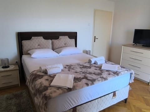 Bed, TV and multimedia, Bedroom