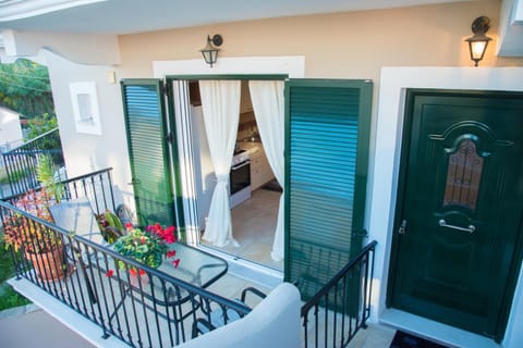 Patio, Facade/entrance, Balcony/Terrace