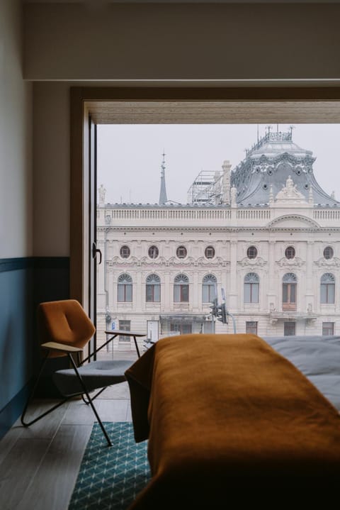 Nearby landmark, Bed, Off site, Neighbourhood, View (from property/room), Other, Photo of the whole room, Decorative detail, Seating area, Bedroom, Guests, City view, Landmark view, Seasons, Time of day, Location, safe, air conditioner
