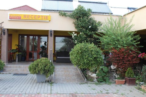 Restaurant/places to eat, Neighbourhood, Fitness centre/facilities, Swimming pool