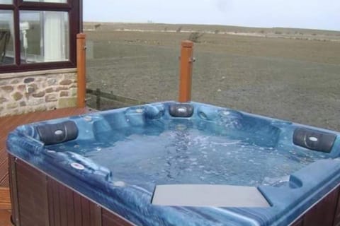 Cottage - Sleeps 5 - Hot Tub - Garden - Parking House in Wyre District