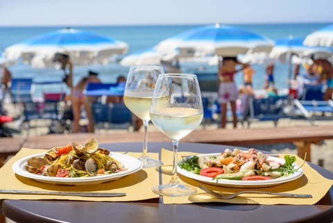 Food and drinks, Beach, Lunch