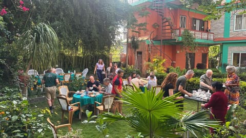 Property building, People, Garden, Food and drinks, Banquet/Function facilities, Food, Guests, Garden view, group of guests