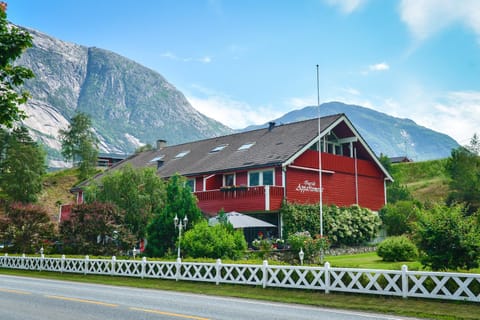 Property building, Facade/entrance, BBQ facilities, Balcony/Terrace