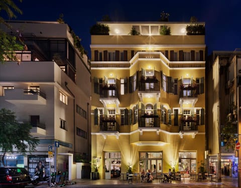 Property building, Facade/entrance, Spring, Night, Winter, Summer, Other, Decorative detail, Autumn, On site, City view, Street view, Seasons, Time of day, Location, Sunset