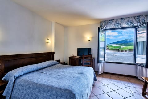 Bed, Photo of the whole room, Bedroom, Mountain view