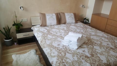 Bed, Bedroom, towels