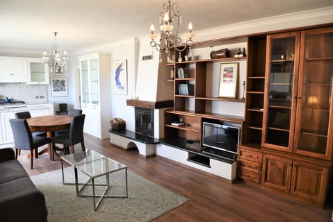 TV and multimedia, Living room, Seating area, Dining area