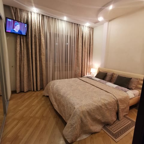 Bed, TV and multimedia, Bedroom