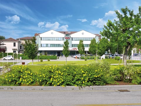 Property building, Restaurant/places to eat