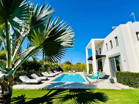 Property building, Garden, Garden, Garden view, Pool view, Swimming pool, sunbed