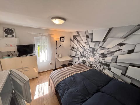 Photo of the whole room, Bedroom