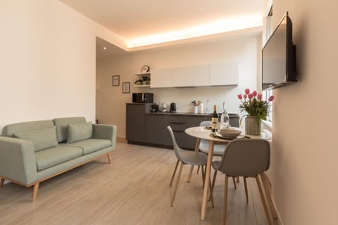 TV and multimedia, Kitchen or kitchenette, Living room, Seating area, Dining area
