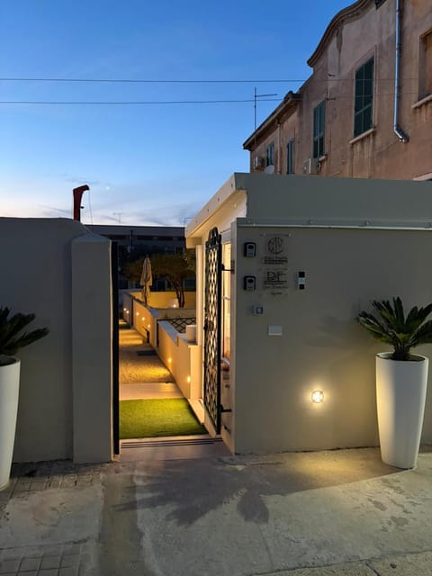 Property building, Facade/entrance, Lobby or reception