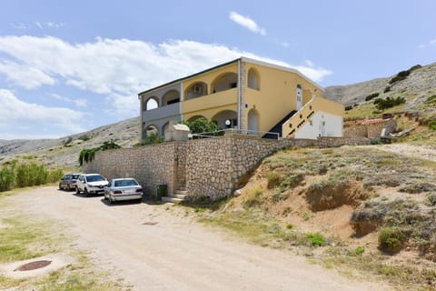 Property building, Natural landscape, Parking