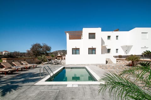 Property building, Day, Pool view, Swimming pool, Swimming pool, sunbed