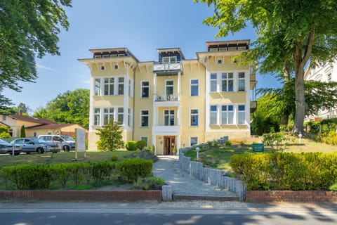 Property building, Spring, Day, Garden, Garden view, Street view, Location, Parking