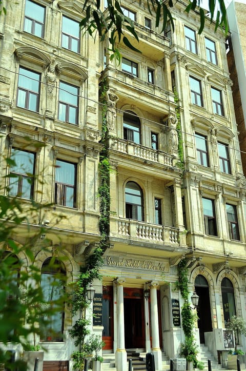 Facade/entrance