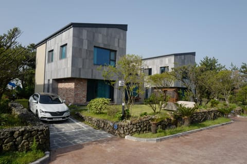 Property building, Facade/entrance, Spring, Day, Garden, View (from property/room), Garden view, Parking